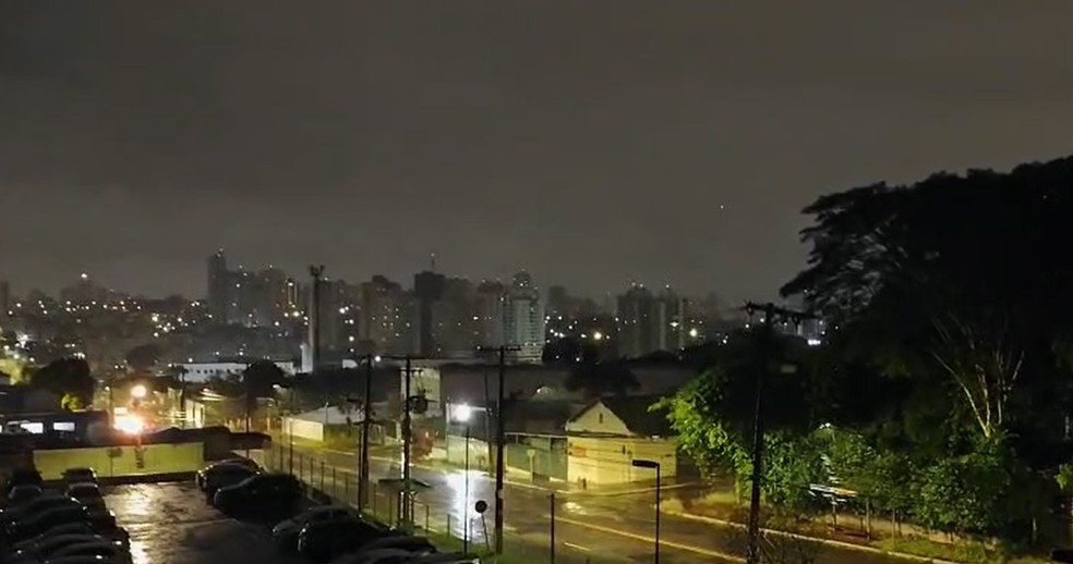Neblina e chuva em Campo Grande nesta quarta-feira (28). — Foto: Wilmar Carrilho