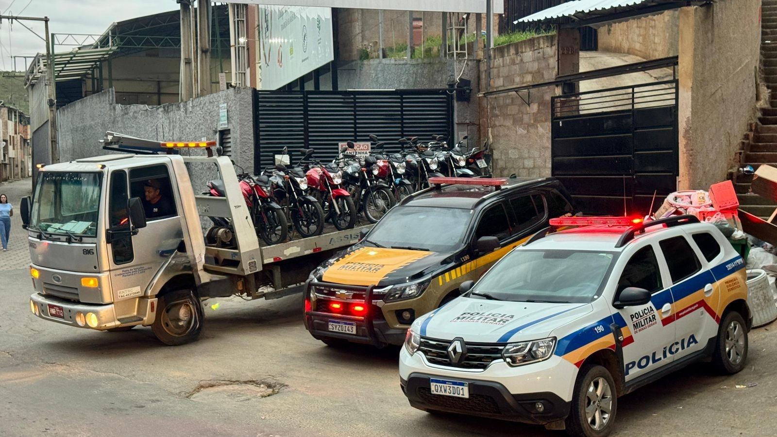 Motos são apreendidas após adolescentes serem flagrados fazendo “grau” em Manhuaçu