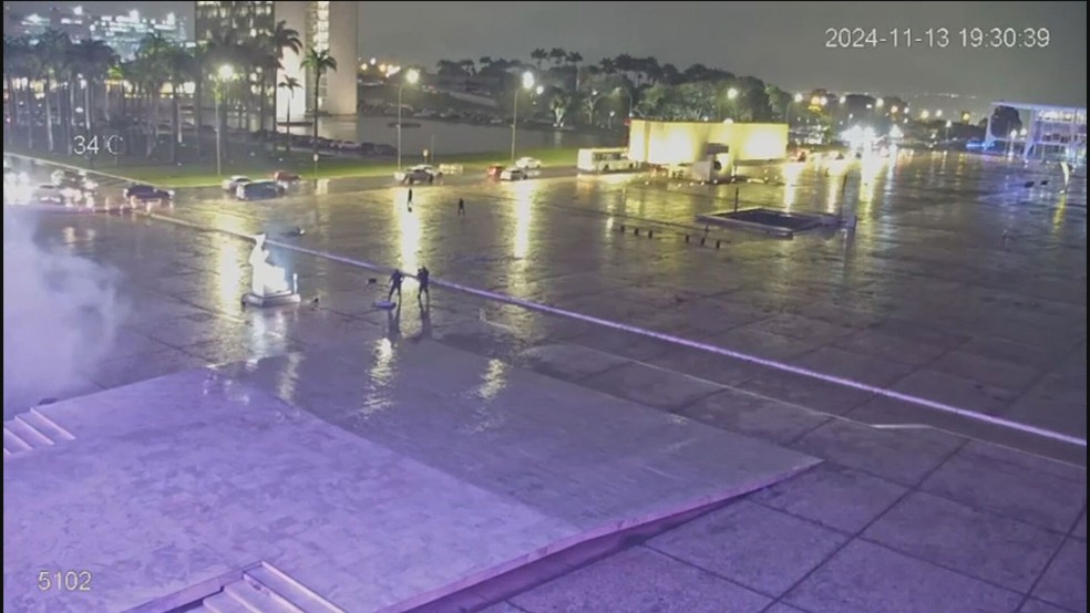Vídeo mostra momento das explosões em frente ao STF — Foto: Reprodução/GloboNews