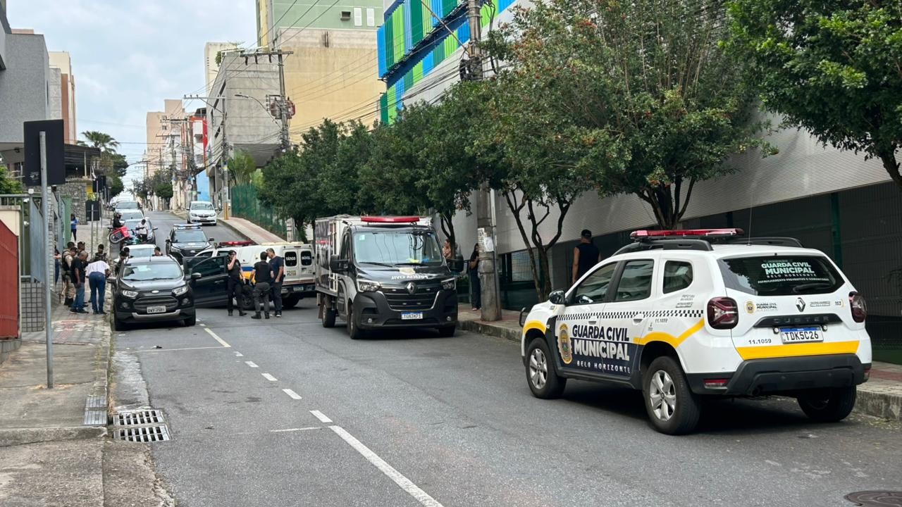 Mulher é morta a tiros em avenida de BH; suspeito do crime também foi achado morto
