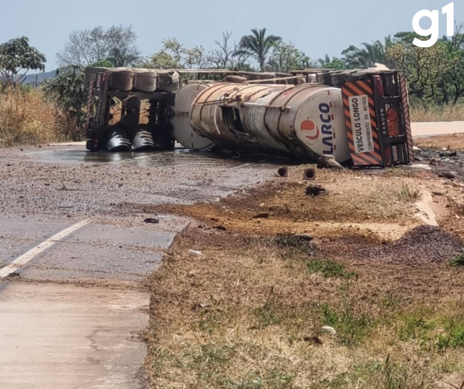 Caminhão-tanque tomba e deixa uma pessoa morta e outra ferida em rodovia de MT