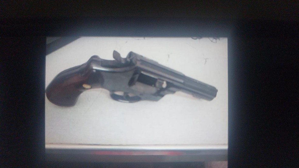Revólver calibre .38 encontrado no fundo de pacote de fraldas por funcionários de creche municipal, em Itajobi (SP), e apreendido pela Polícia, no dia 8 — Foto: Polícia Civil/Divulgação