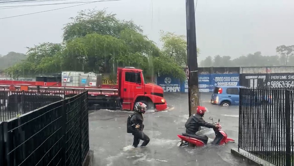 Alagamento no bairro de José Américo, em João Pessoa — Foto: TV Cabo Branco/Reprodução