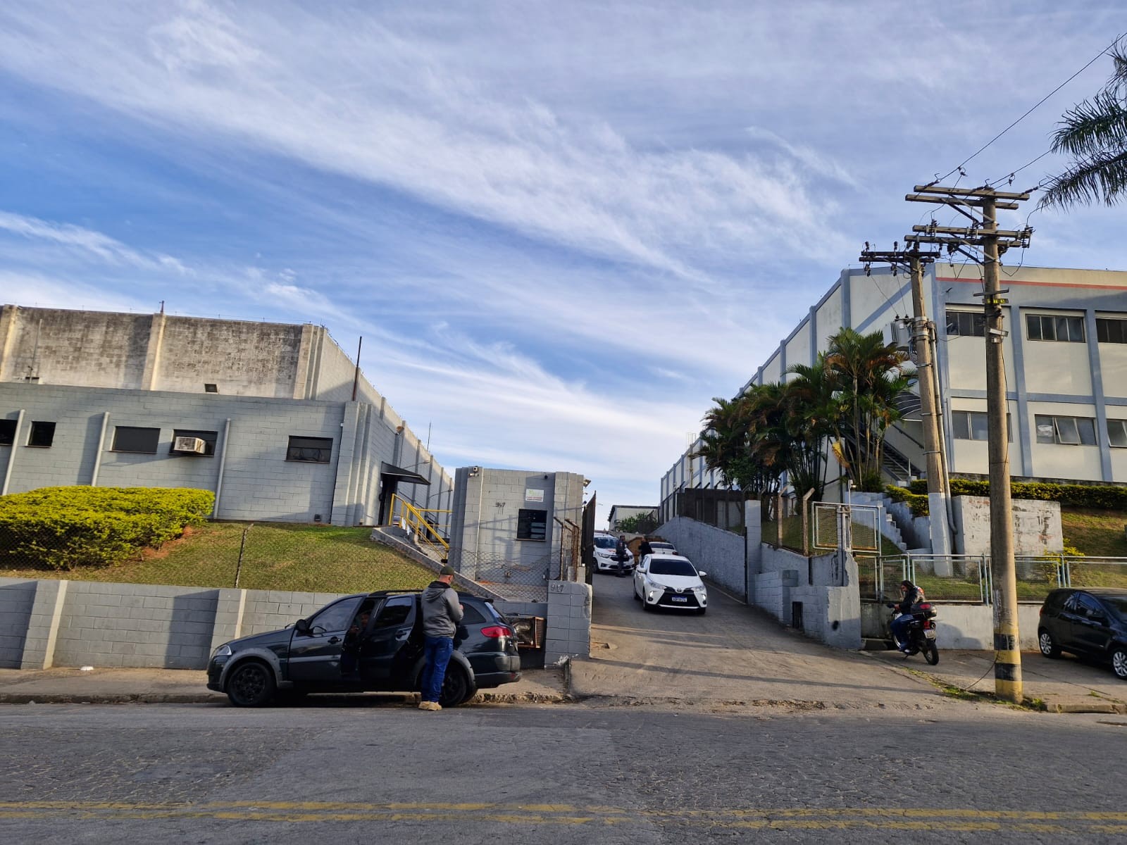 
Suspeitos se passam por policiais em tentativa de roubo a fábrica de Itaquaquecetuba; um morre