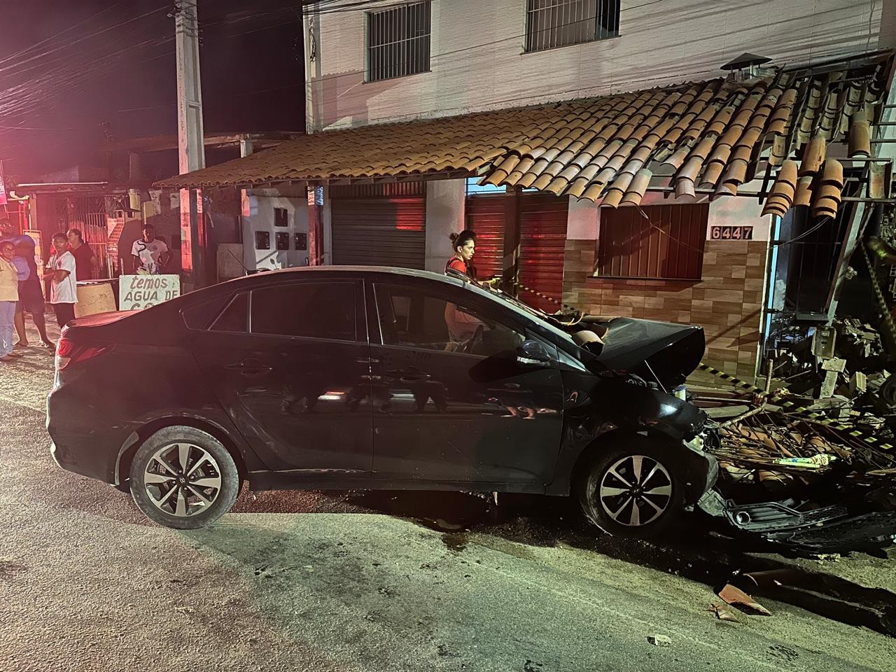 Duas pessoas ficam feridas após carro bater em casa na SE-050