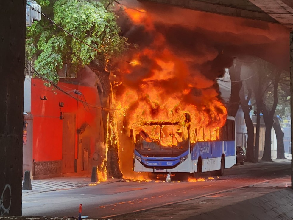 Ônibus incendiado por criminosos na Av. Paulo de Frontin, no Rio Comprido — Foto: André Coelho/TV Globo
