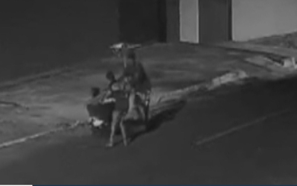 Menino foi encontrado em um lote baldio, em Senador Canefo, Goiás — Foto: Reprodução/TV Anhanguera