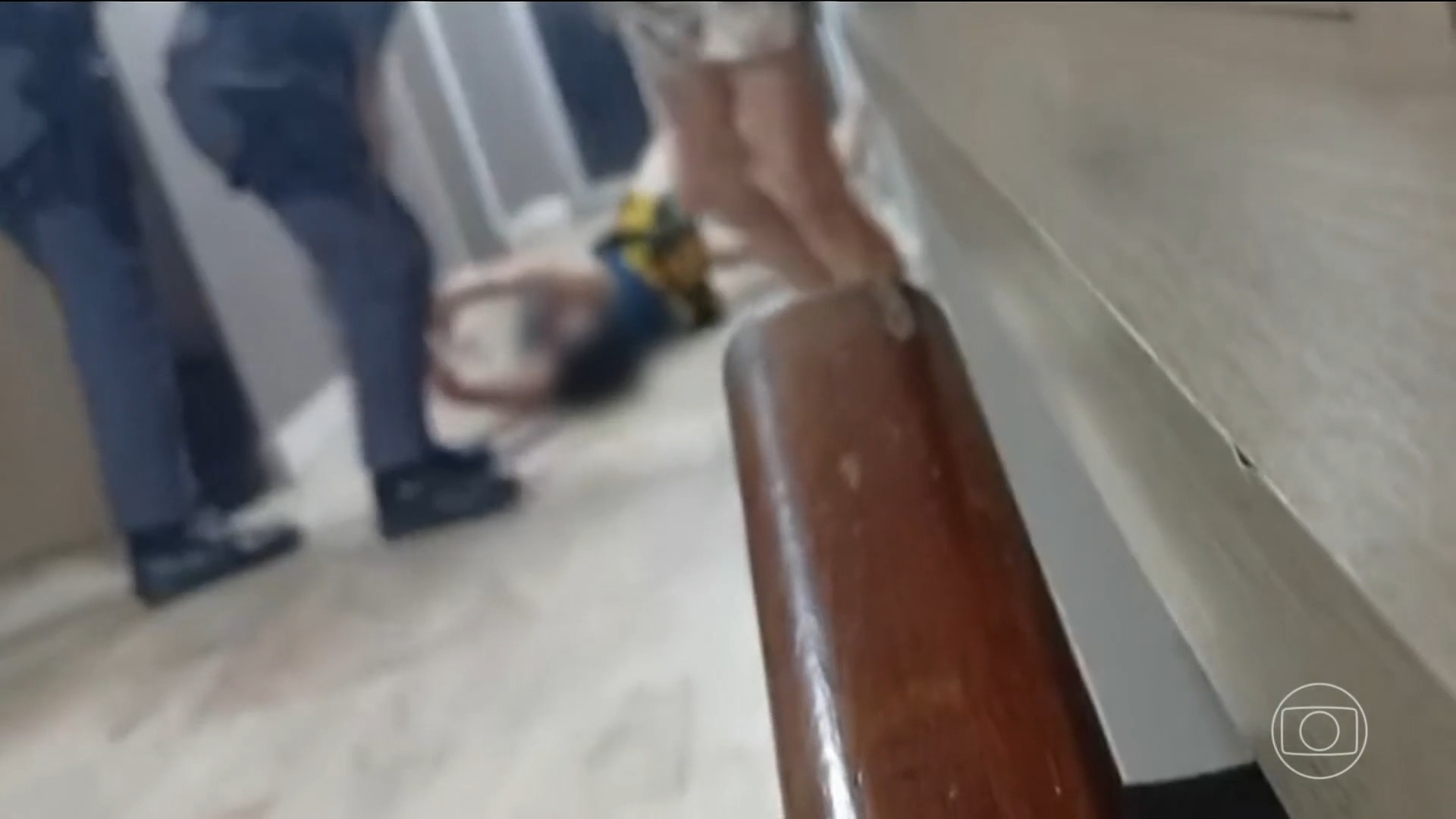 Vídeo mostra PM dando chute no rosto de mulher em São Vicente