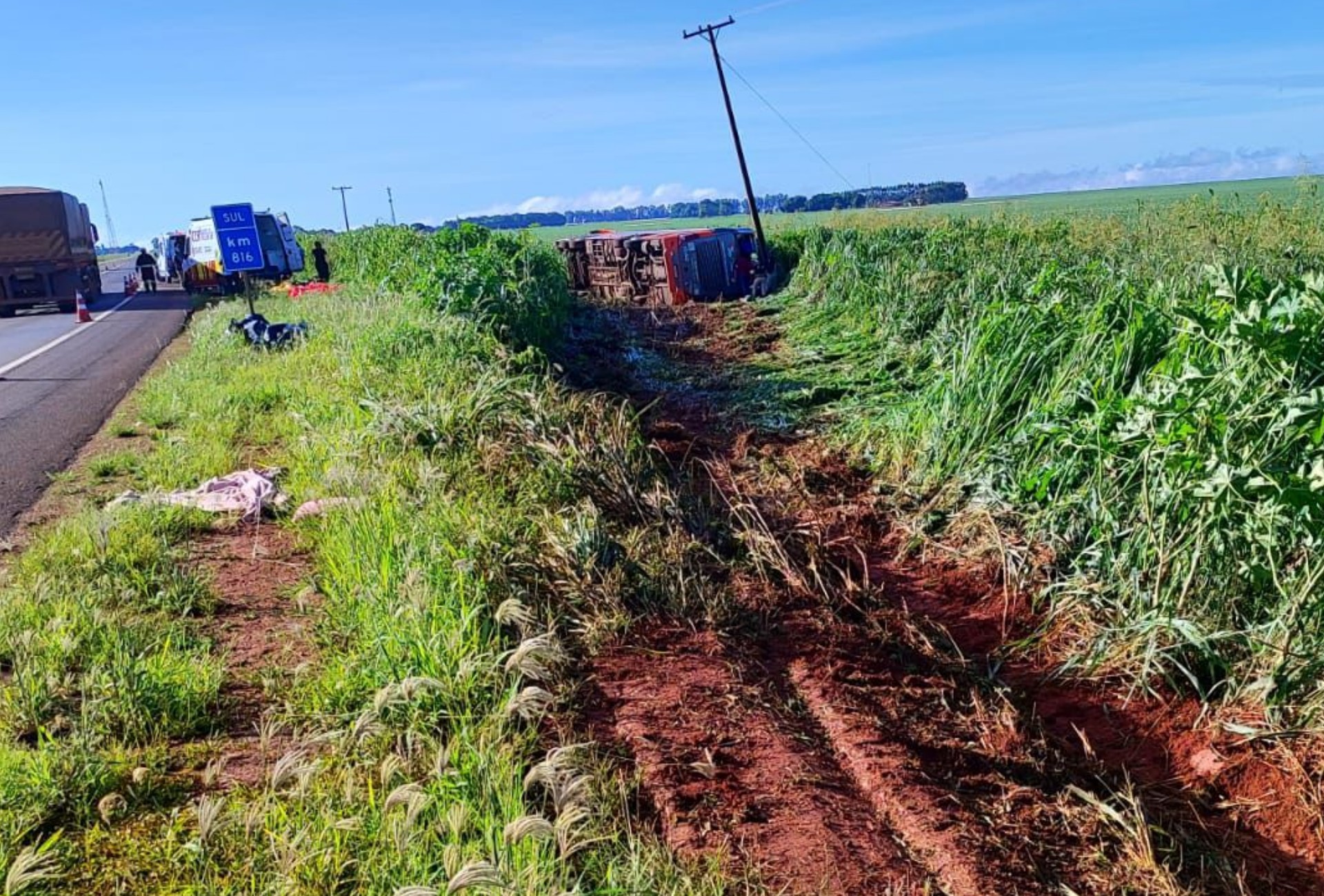 Ônibus tomba na BR-163 em Sonora, deixa dois mortos e 36 feridos