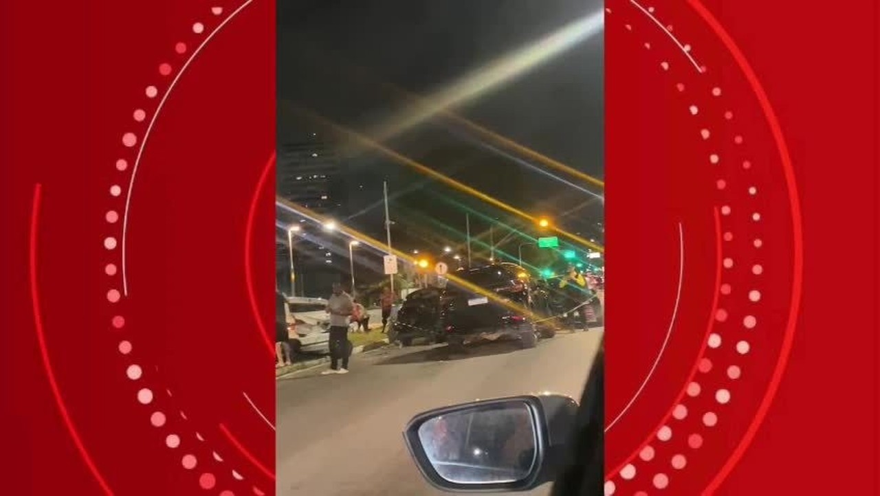 Carro de deputado colide e provoca engavetamento na Av. Fernandes Lima, em Maceió 