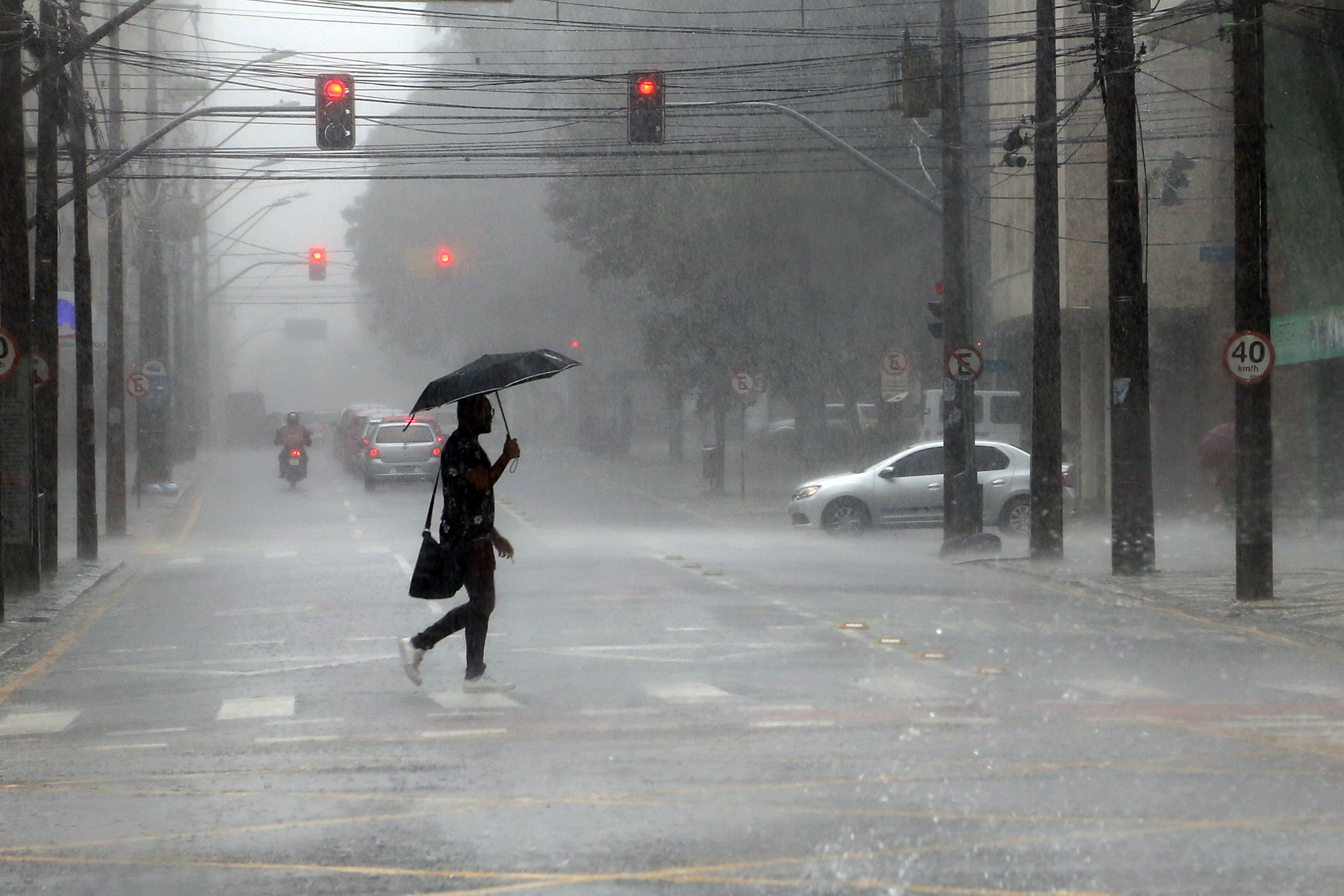 Inmet emite alerta de tempestade para 289 cidades do Paraná; veja quais