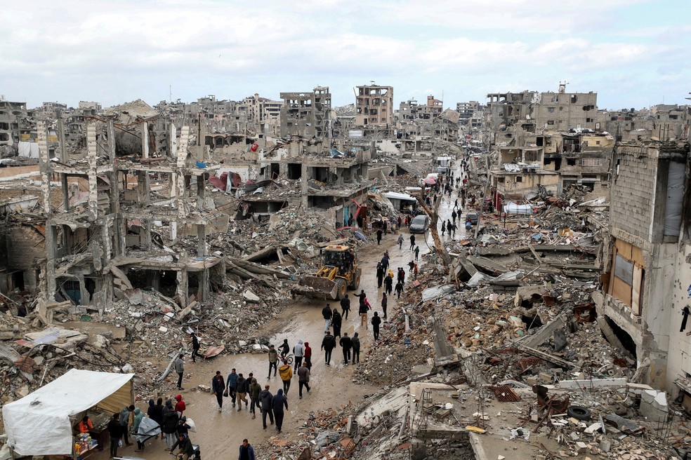 Palestinos passam pelos escombros de edifícios destruídos, em meio ao cessar-fogo entre Israel e o Hamas, na Cidade de Gaza, em 6 de fevereiro de 2025. — Foto: REUTERS/Dawoud Abu Alkas/Foto de arquivo