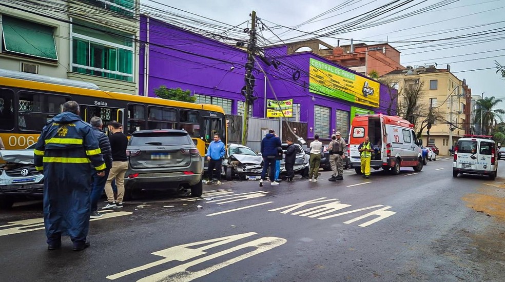 Ônibus colide em nove veículos estacionados após motorista ter mal súbito — Foto: Divulgação/EPTC