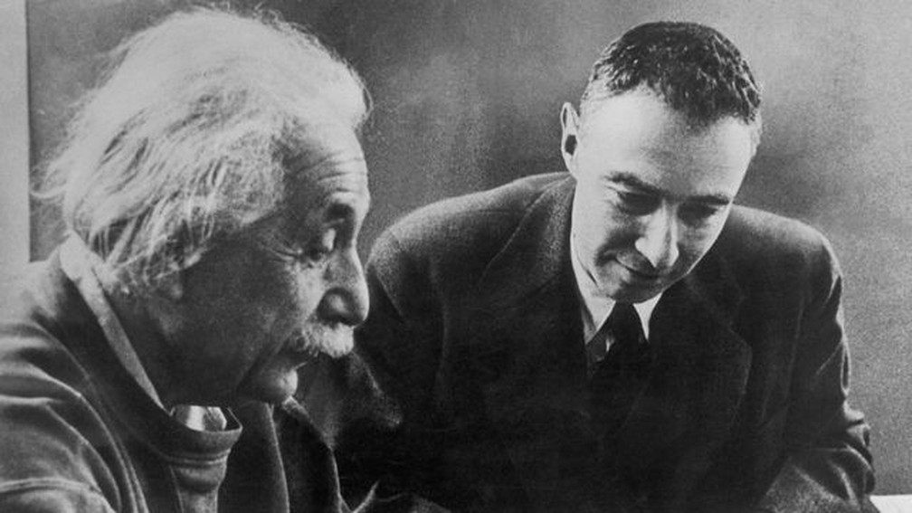 Albert Einstein e Robert Oppenheimer conviveram no Instituto de Estudos Avançados de Princeton — Foto: GETTY IMAGES via BBC
