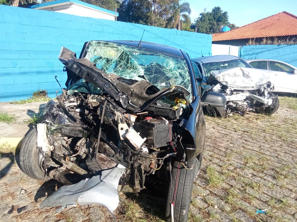 Carros envolvidos no acidente da Mogi-Bertioga foram levados para o pátio da Policia Militar Rodoviária — Foto: TV Diário / Aniele Santos