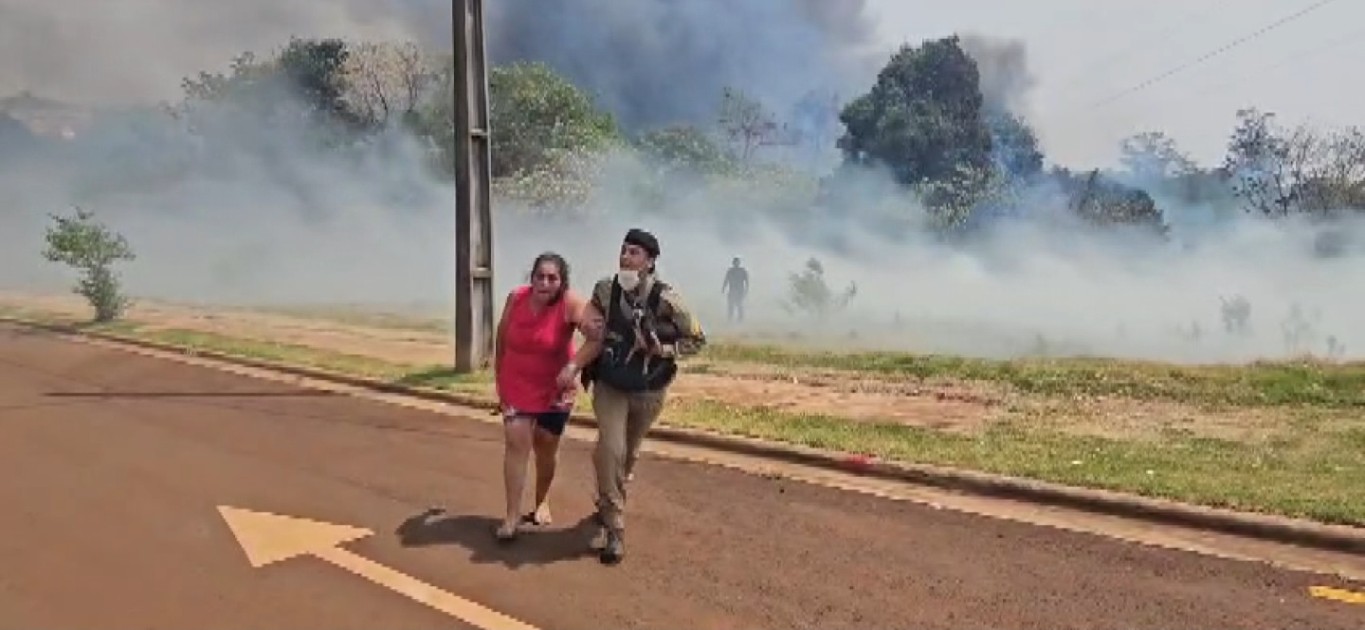 Policial entra em residência em chamas para resgatar moradora e cão no Paraná