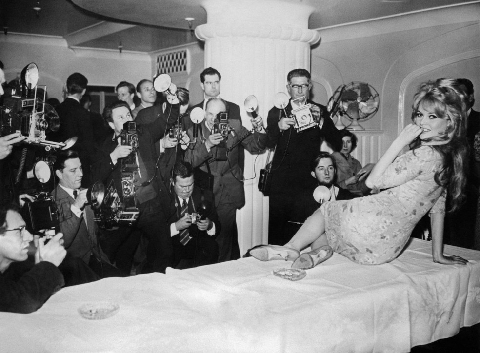 Brigitte Bardot posa para fotógrafos em abril de 1959, em Londres — Foto: AFP