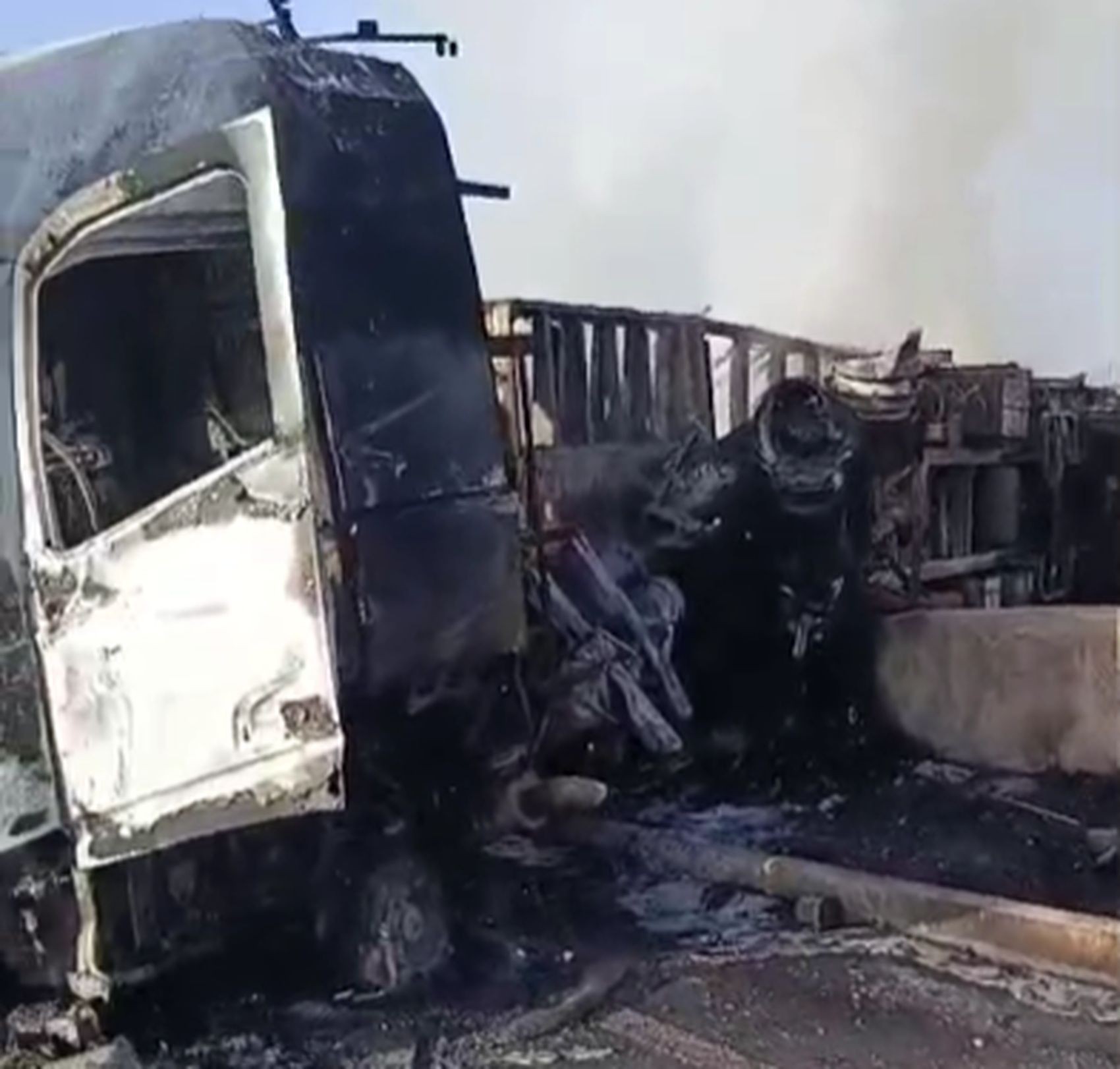 Carreta com carga de chocolate pega fogo na BR-101 em Capela