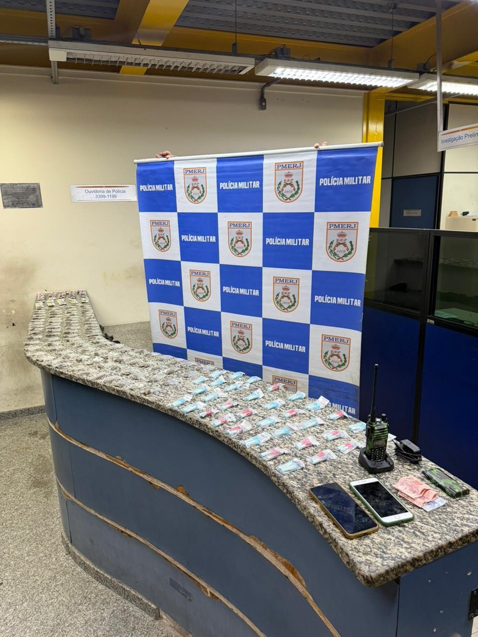 Homem é preso e adolescente apreendido por envolvimento com o tráfico de drogas em Barra Mansa