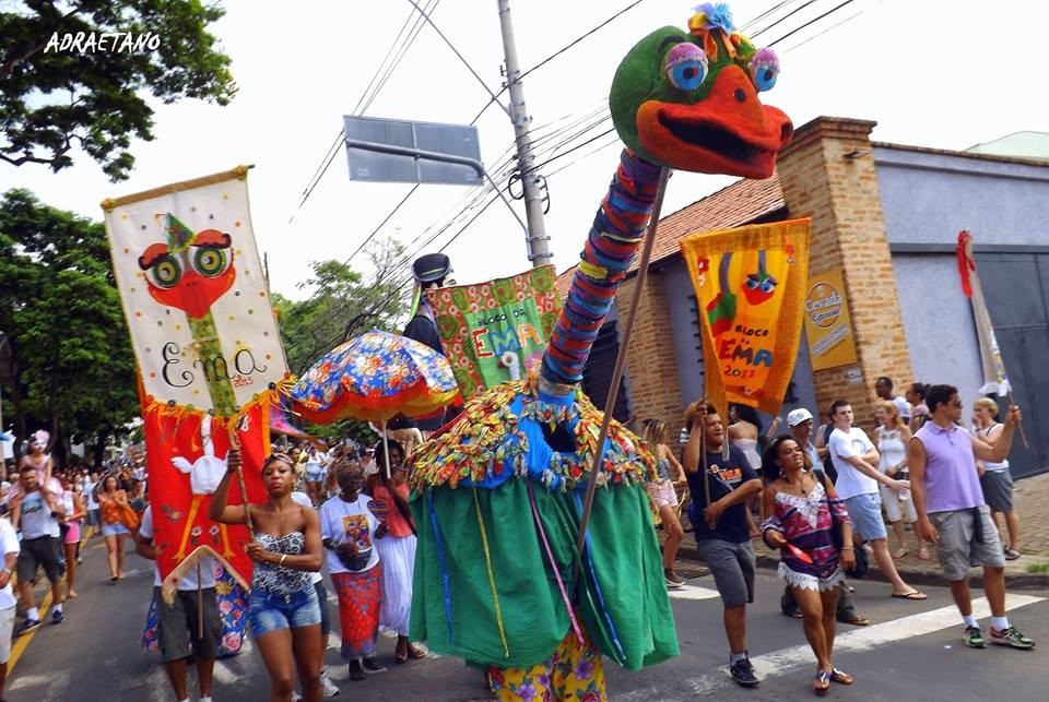 Bloco da Ema completa 20 anos com banda de frevo e marchinhas em trio elétrico em Piracicaba