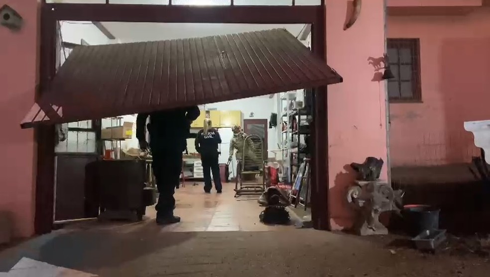 Operação policial contra organização criminosa envolvida com o tráfico de drogas e lavagem de dinheiro acontece em Porto Alegre — Foto: Eduardo Paganella/RBS TV