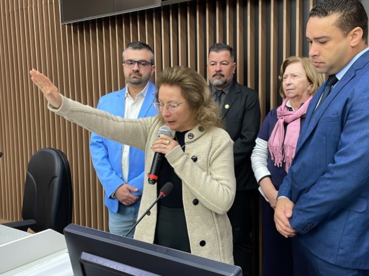 Vice Elaine Brambilla toma posse após morte de prefeito no interior de SP