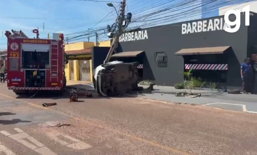 Duas pessoas morrem após carro em alta velocidade bater em veículo de luxo e derrubar poste em Cuiabá
