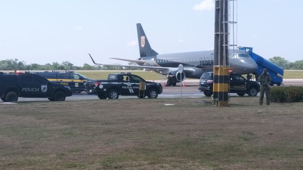 Presos envolvidos em rebelião do presídio de segurança máxima no Acre são transferidos em avião da PF — Foto: Eldérico Silva/Rede Amazônica Acre