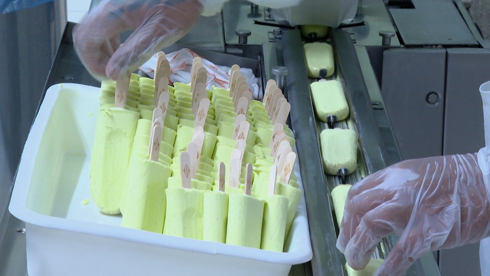 Fábrica produz mais de 100 mil unidades de picolé de sorvete durante a alta temporada em São Carlos, SP — Foto: EPTV/Reprodução