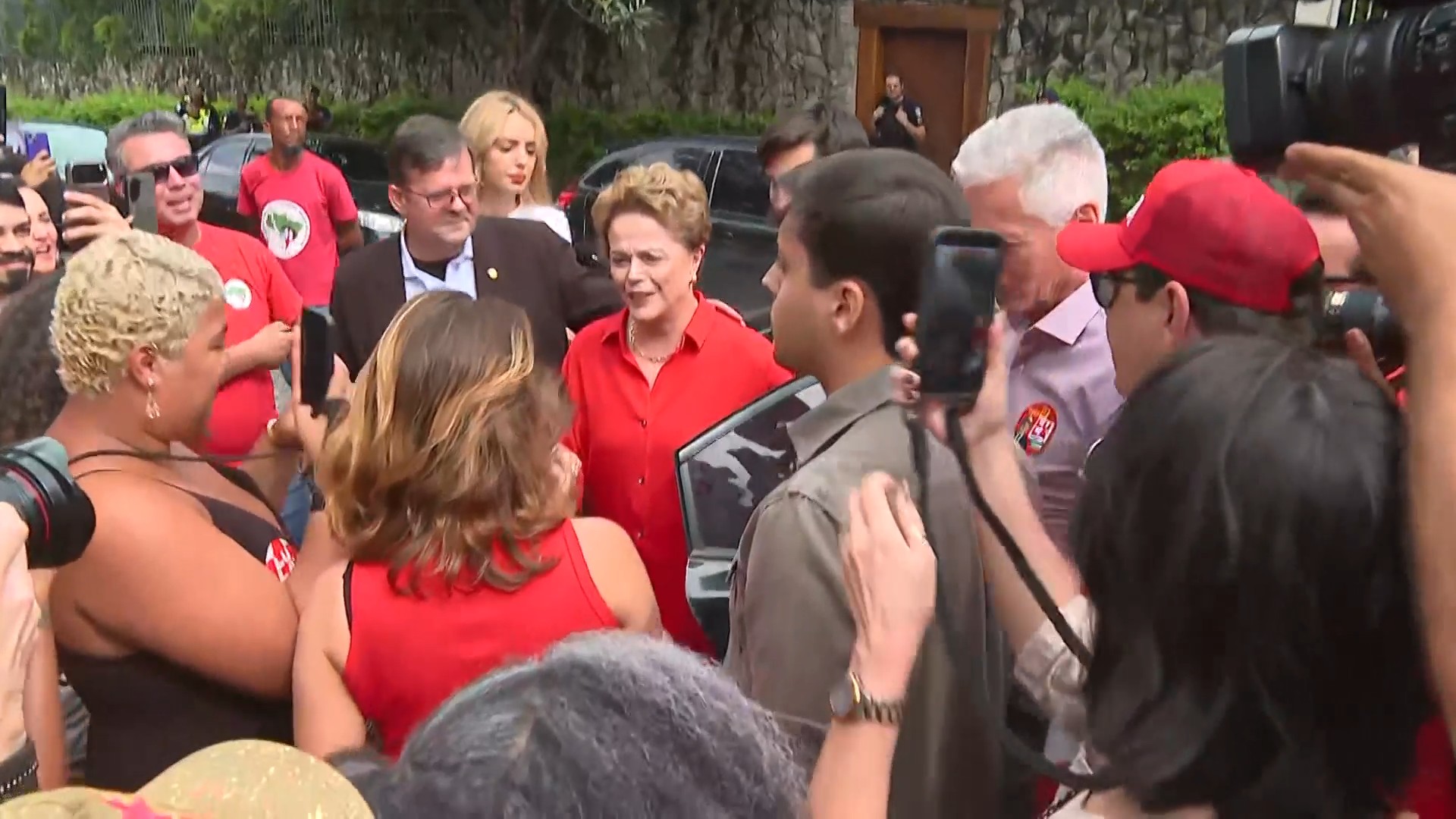 Dilma Rousseff vota no 2° turno em BH e cumprimenta eleitores na chegada ao local de votação