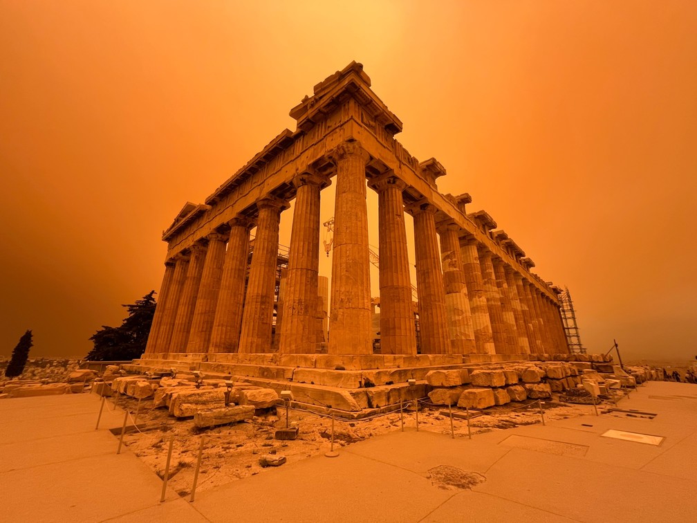 A foto da americana Lesley Hellgeth mostra a influência da poeira vinda do Saara em Atenas em abril de 2023. Uma área de baixa pressão na Líbia provocou fortes ventos que transportam a poeira do norte da África para a Grécia. — Foto: Lesley Hellgeth