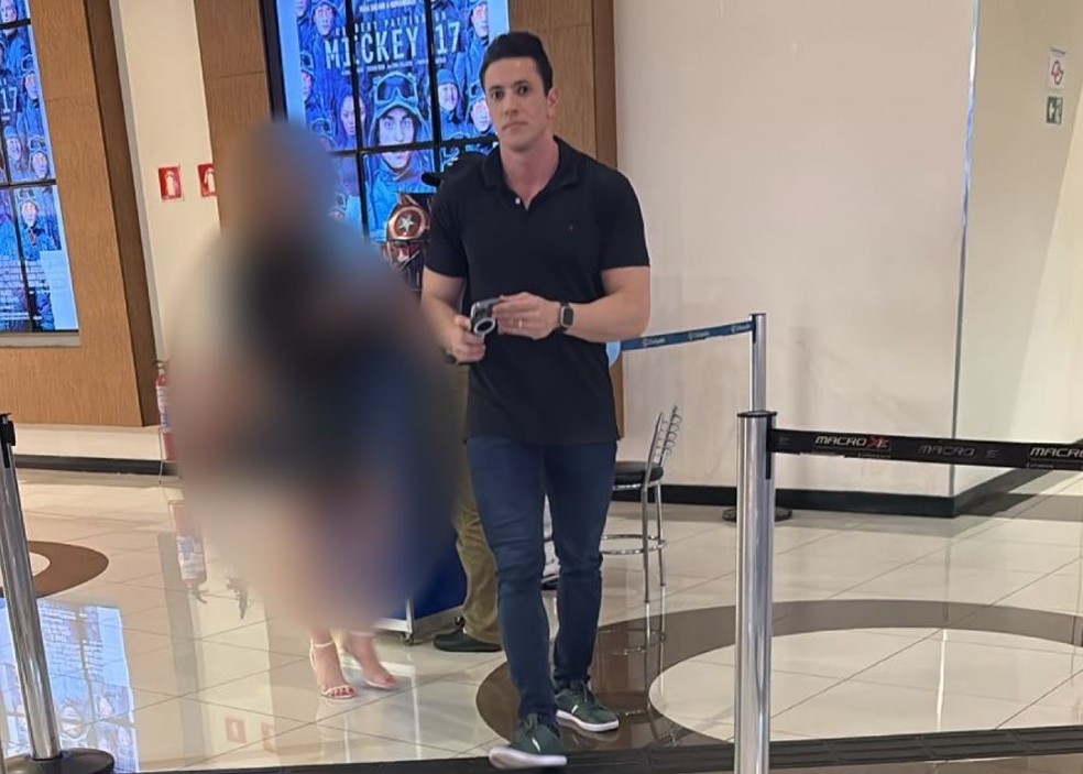 O médico Luiz Antonio Garnica ao lado de mulher que, segundo ele, passou a noite com ele após cinema em Ribeirão Preto (SP) — Foto: Reprodução/EPTV