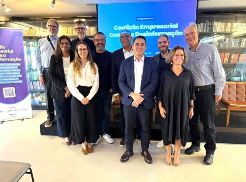 Evento reuniu associações empresariais no Unibes Cultural. Da esquerda para a direita: Caio Magri, diretor-presidente do Instituto Ethos; Sérgio Lüdtke, Secretário Executivo da ABRAJI; Ana Lucia Melo, diretora-adjunta do Instituto Ethos; Marcela Greggo, gestora de Projetos e Serviços do Instituto Ethos; Márcio Borges, pesquisador associado da NetLab UFRJ; Hamilton dos Santos, diretor-executivo da Aberje; Andréa Álvares, presidente do Conselho Deliberativo do Instituto Ethos; Cristiano Lobato Flores, presidente executivo da ABERT; Cristovam Ferrara, diretor de Responsabilidade Social da Globo; e Luiz Lara, Chairman da TBWA/Brasil. — Foto: Divulgação/Instituto Ethos