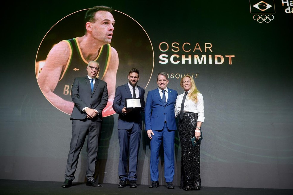 Felipe Schmidt recebeu a premiação do pai, Oscar Schmidt, das mãos de Hortência em cerimônia do Comitê Olímpico do Brasil. — Foto: Alexandre Loureiro/COB