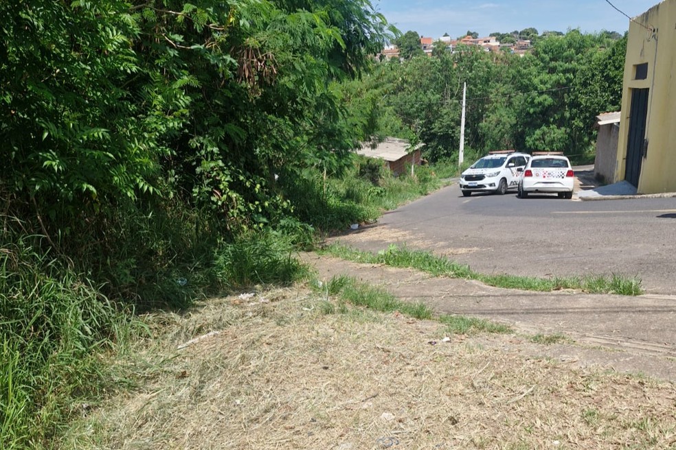 Suspeito é socorrido ao ser baleado enquanto outro foge durante abordagem da polícia em Prudente — Foto: Reprodução/Polícia Civil