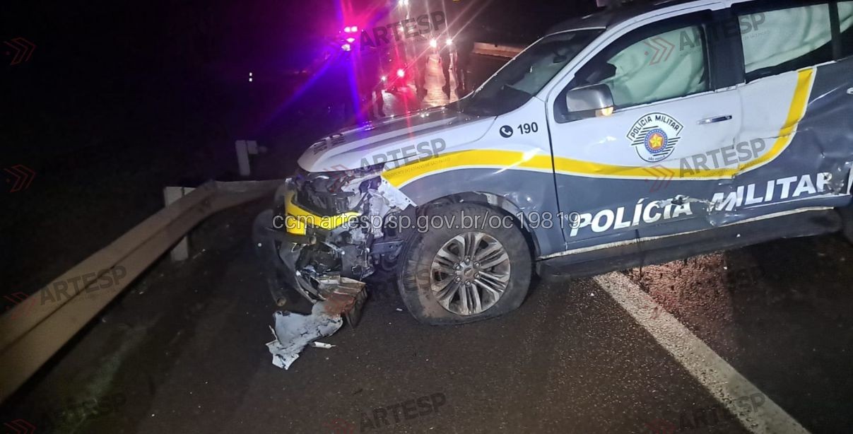 Policial perde o controle de viatura e bate contra defensa metálica na SP-270 em Salto Grande
