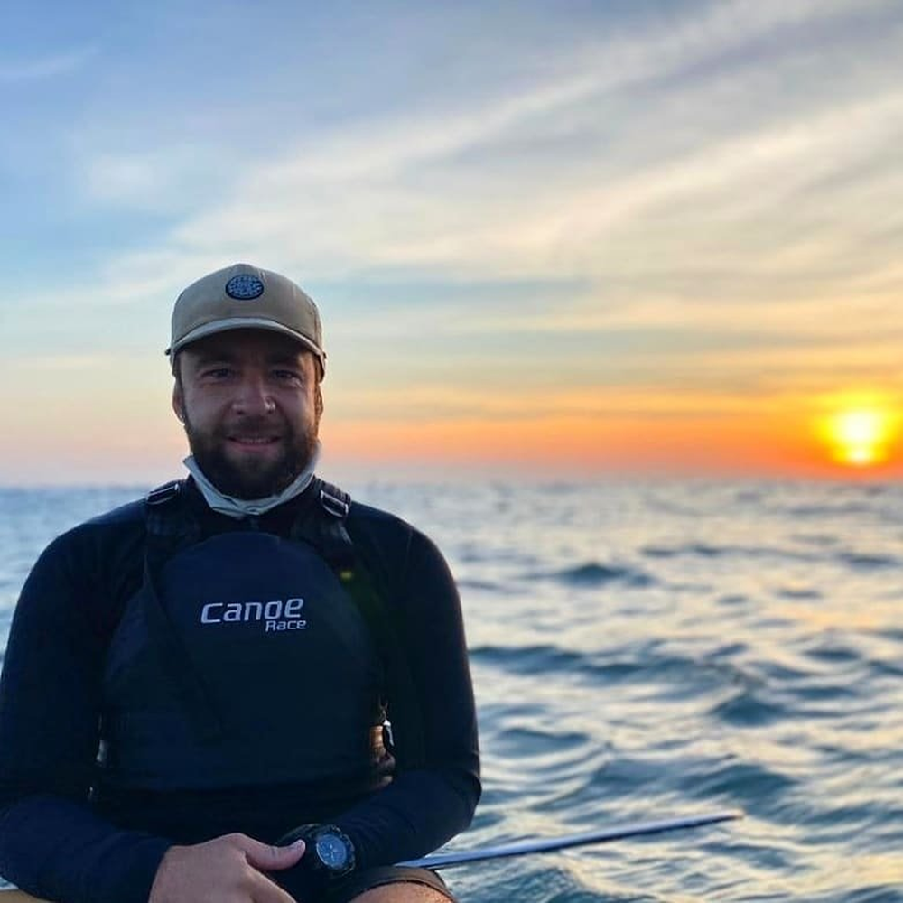 Surfista brasileiro é atingido no coração por peixe-espada enquanto surfava na Costa Rica
