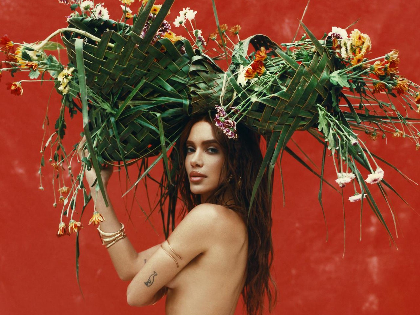 Anitta garimpa o ouro da existência na ruptura espiritual de ‘Equilibrium’, sem renegar o funk em álbum corajoso
