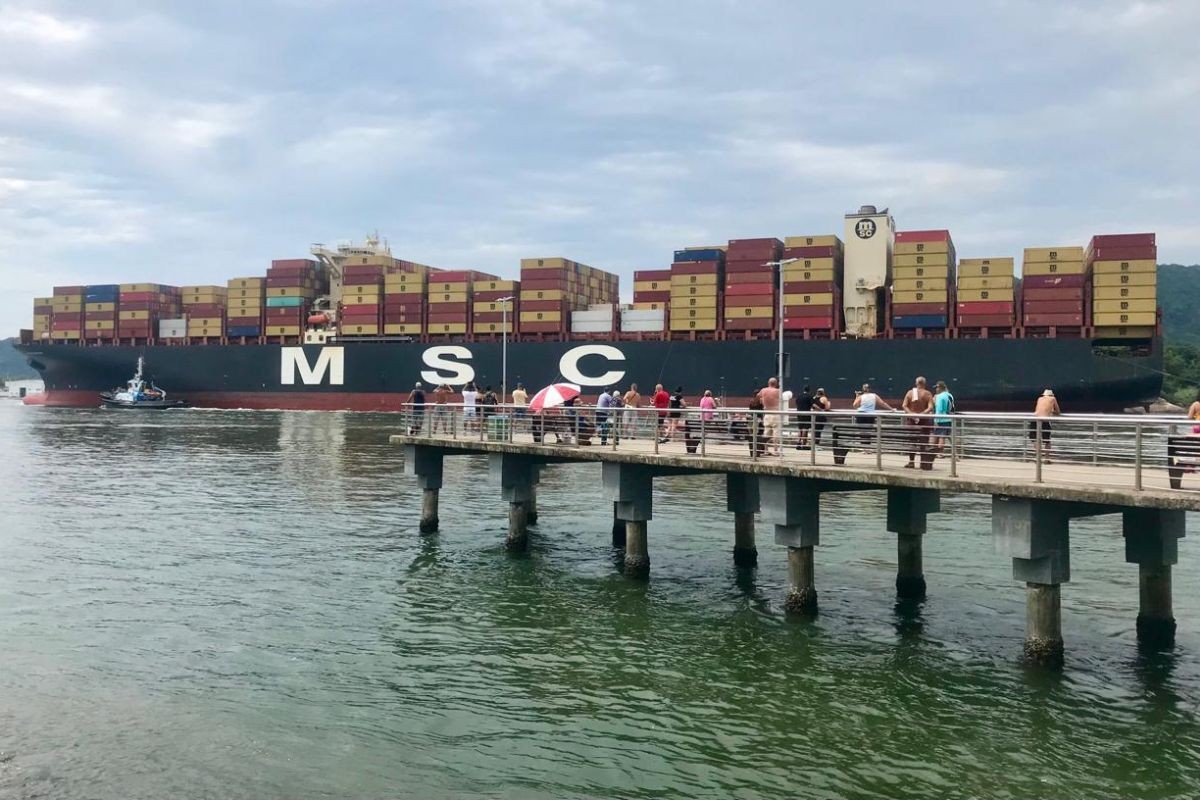 Vídeo mostra navio gigante e 3,5 vezes maior que o Maracanã entrando no canal do Porto de Santos
