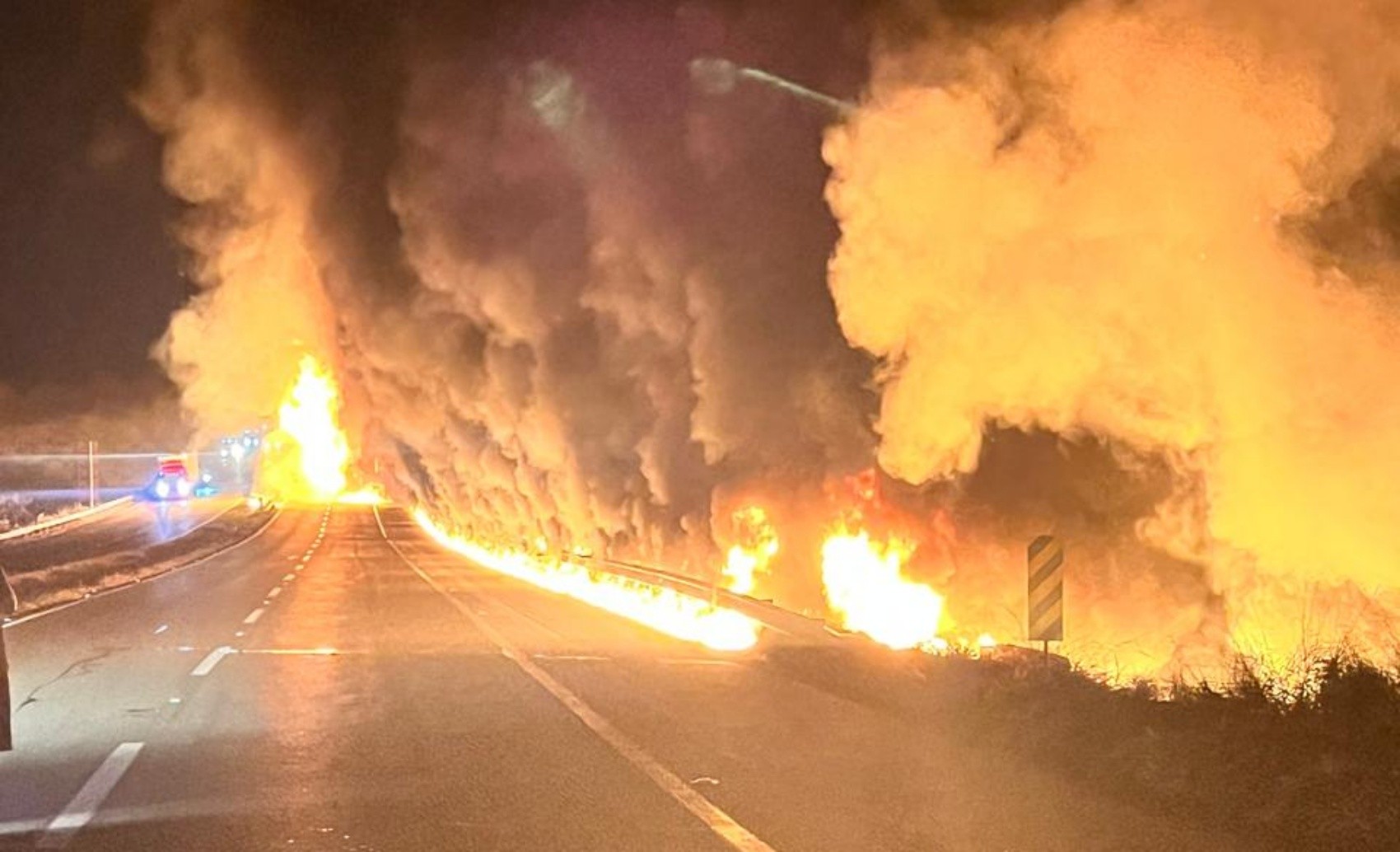 Incêndio atinge reboque de caminhão e congestiona a Fernão Dias, em Careaçu, MG