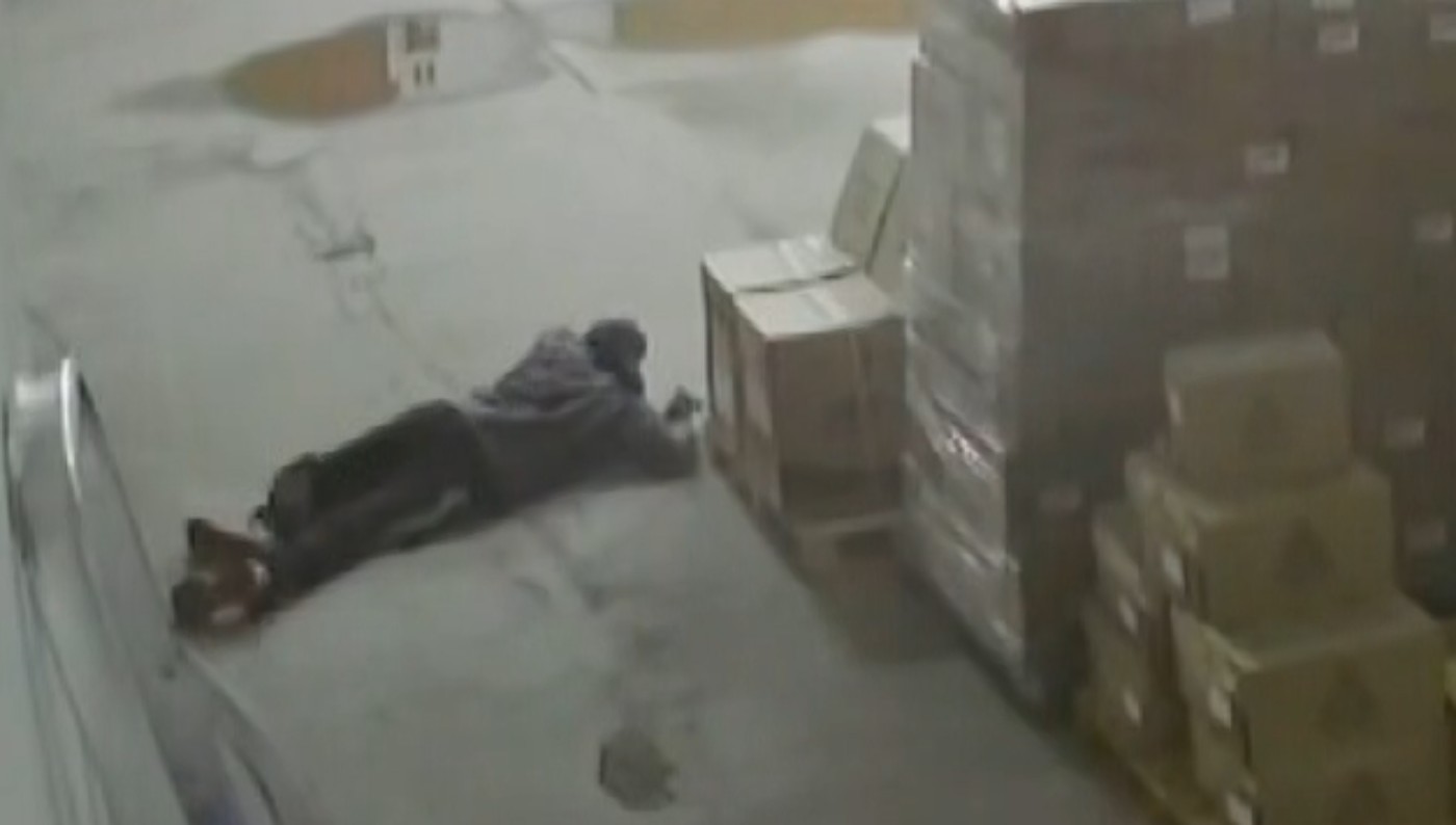 Homem se arrasta por chão de empresa do PR para 'driblar' sistema de segurança e cometer furto, mas é filmado pelas câmeras