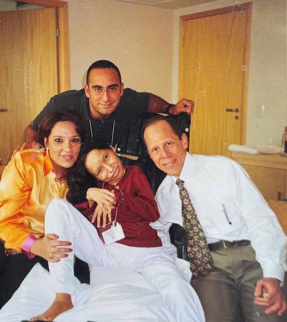 A dermatologista Patrícia Delai com uma paciente de FOP e dois médicos dos Estados Unidos, em São Paulo, em 2003. — Foto: Arquivo pessoal