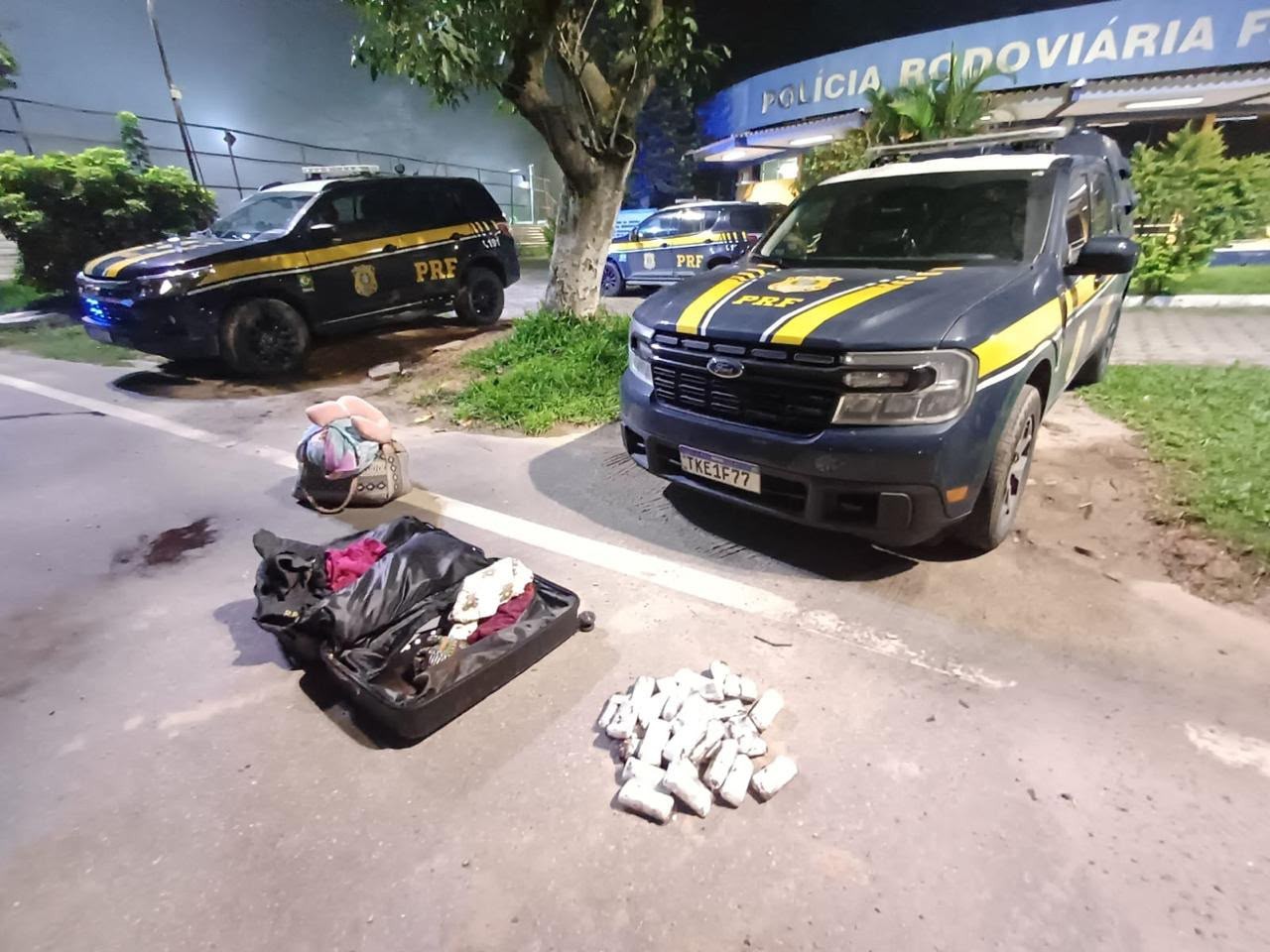 Jovem é presa transportando mais de 6 kg de haxixe dentro de ônibus na Via Dutra, em Piraí