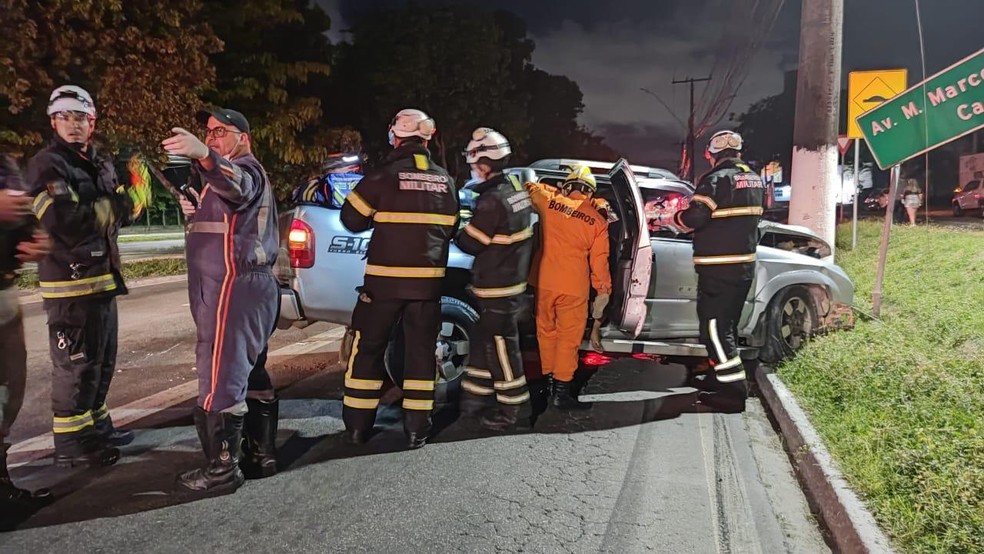 Carro bateu em poste e deixou três feridos na Av. Fernandes Lima — Foto: Corpo de Bombeiros