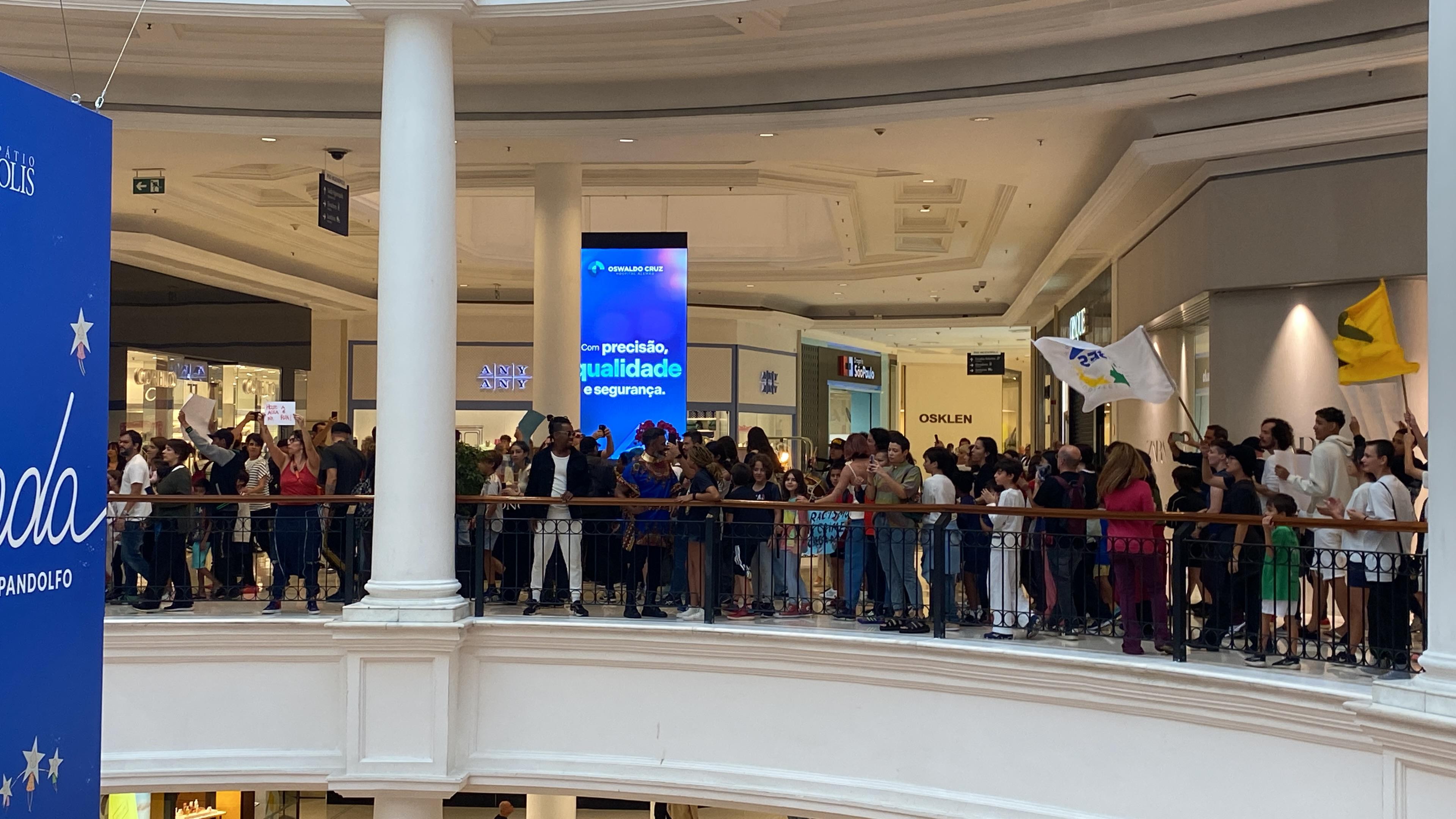 
Alunos de escola particular de SP fazem protesto no Shopping Pátio Higienópolis contra abordagem racista de segurança do local