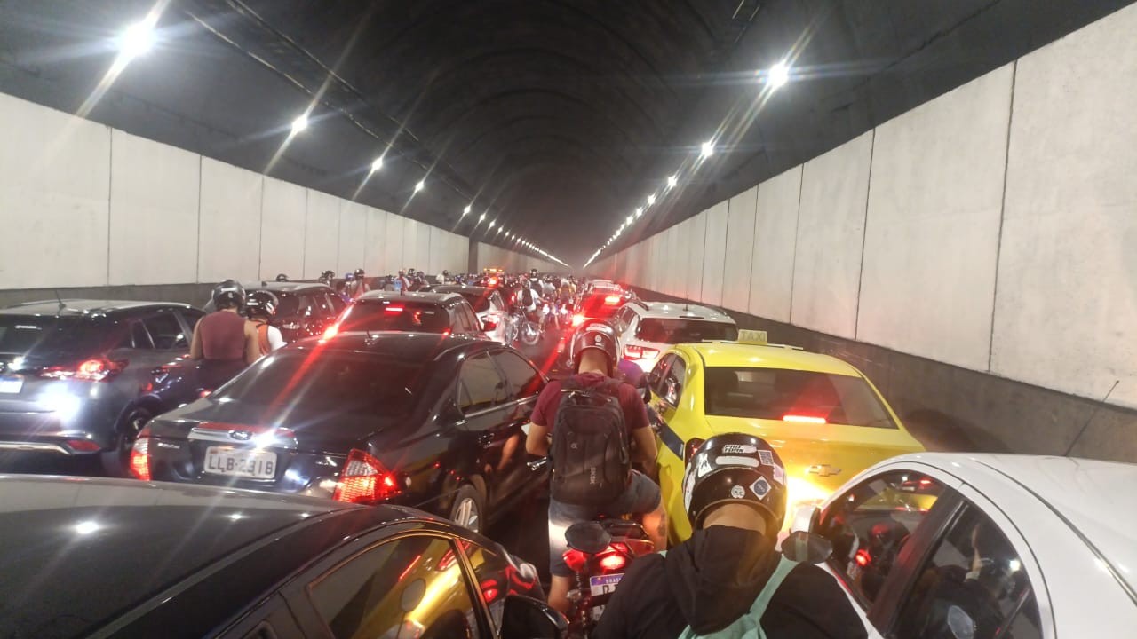 Carro pega fogo e interdita Túnel Rebouças