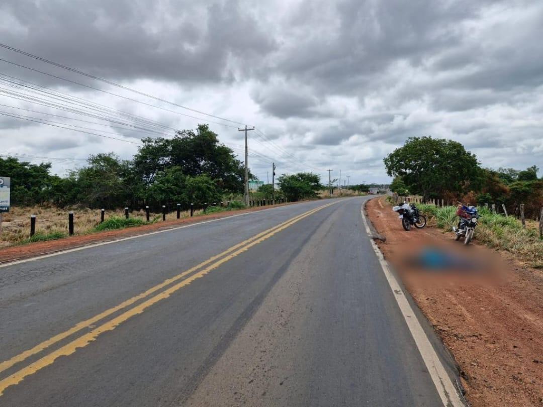 Pedestre morre após ser atropelado por caminhão e micro-ônibus na BR-316, no MA