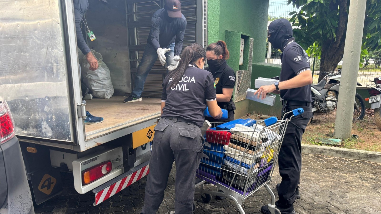 Mais de duas toneladas de drogas apreendidas no Ceará são incineradas pela Polícia Civil