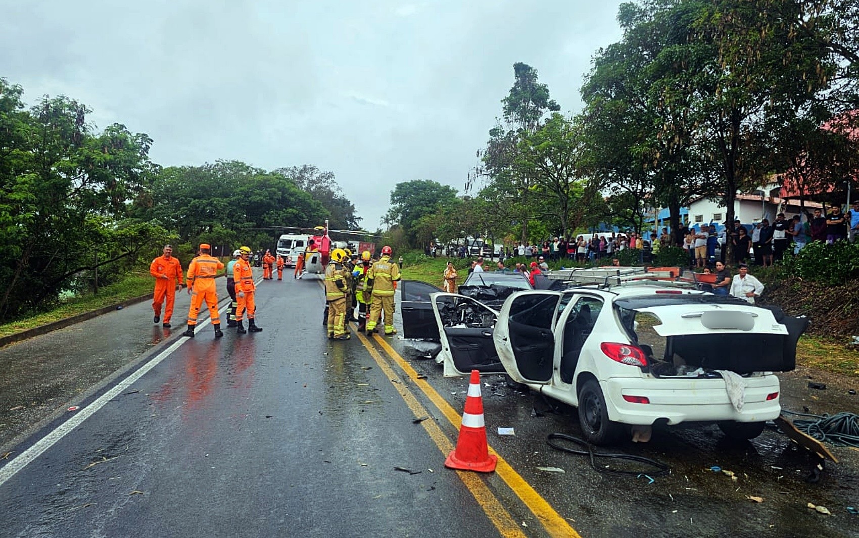 Idosa morre e quatro pessoas ficam feridas após batida entre dois carros na BR-459