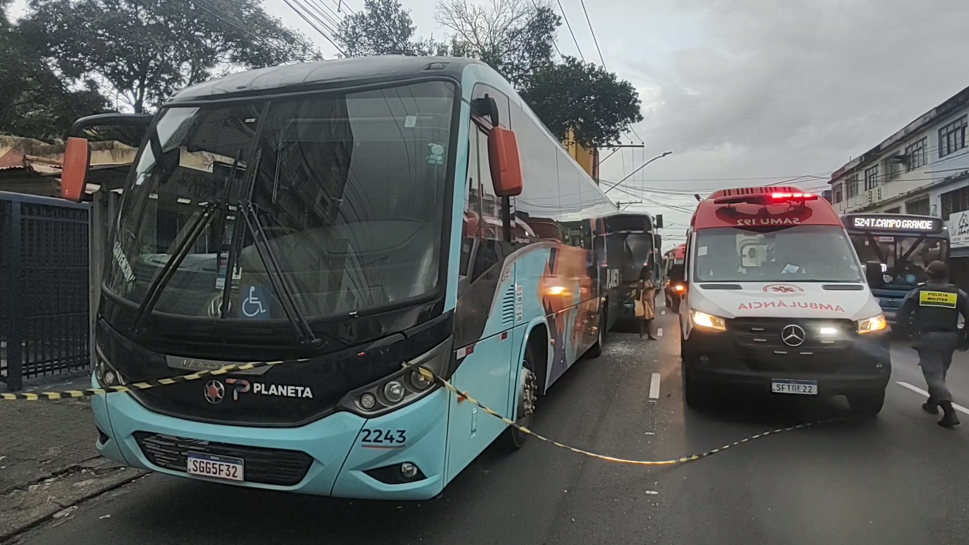 Acidente entre dois ônibus deixa oito passageiros feridos em Vitória